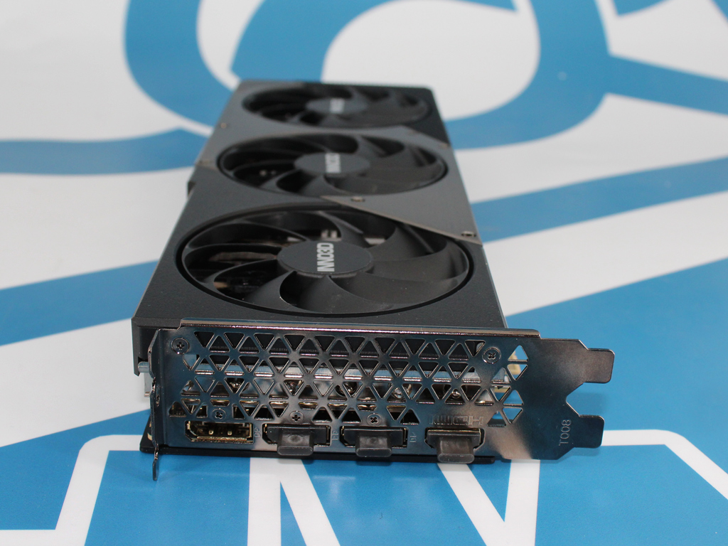 Anschlussvielfalt und Lüfter-Taste am Slot-Bracket.